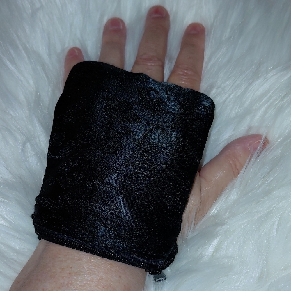 EUC Hands Free Wallet, Keys Cards Cash, Pretty Brocade, Elastic Wrist and Finger
